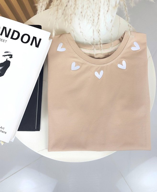 Camiseta Bordada Corazones Camel - Imagen 2
