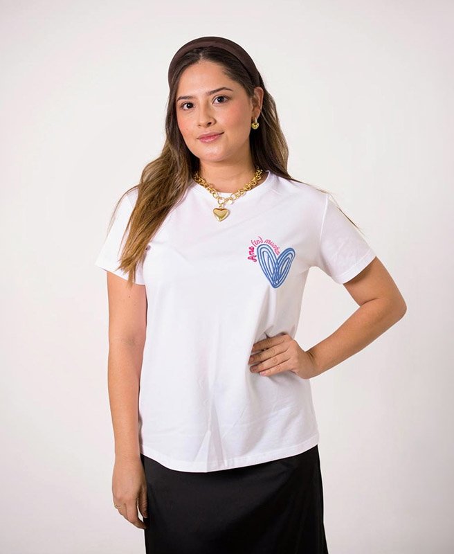 Camiseta Bordada Amate Mucho