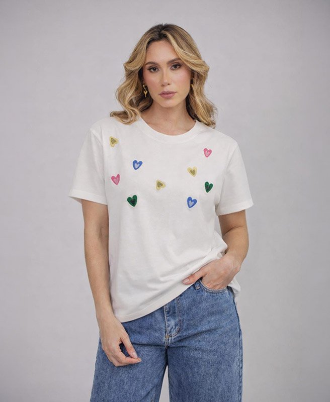 Camiseta  Bordada Corazones Colores Edición Especial