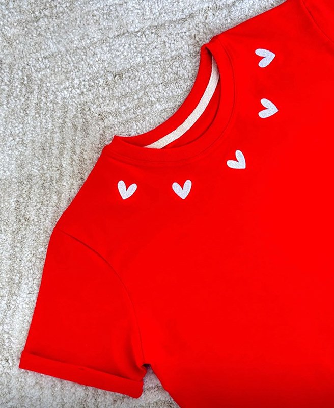 Camiseta Bordada Corazones Rojos