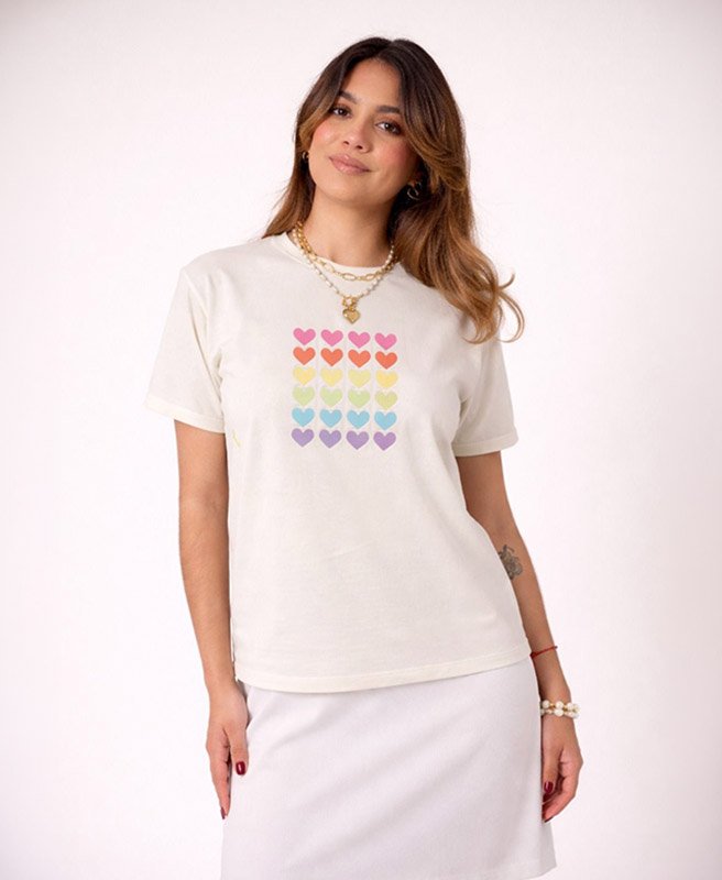 Camiseta  Bordada Corazones de Colores