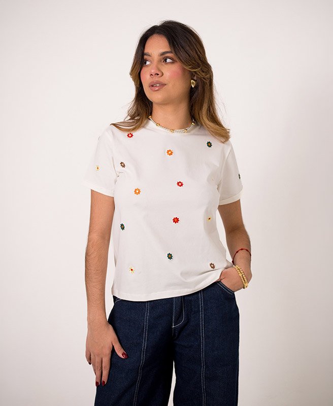 Camiseta  Bordada Florecitas Edición Especial