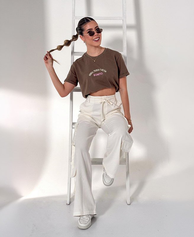 Camiseta Bordada Vibra Piensa y Actua Bonito