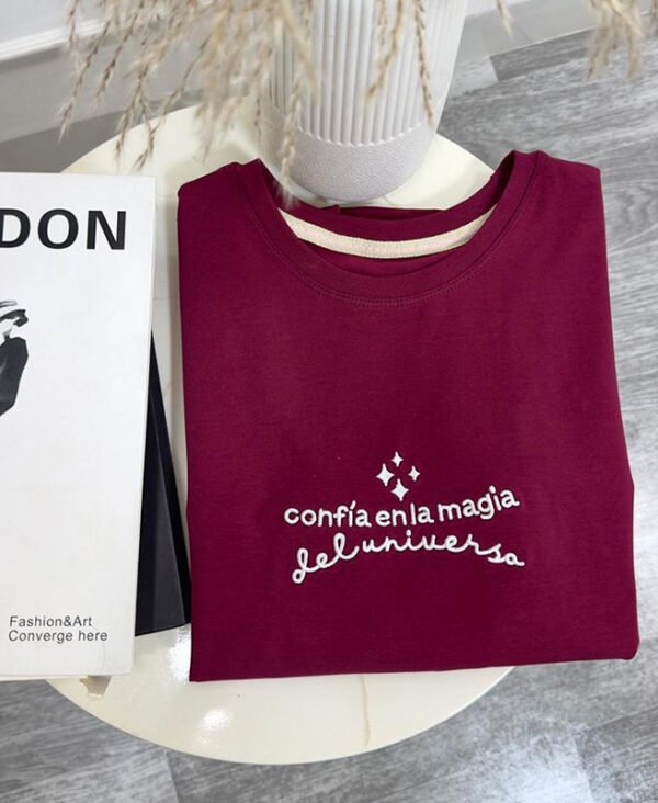 Camiseta  Bordada Confía en la Magia Del Universo