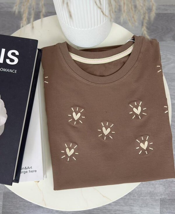 Camiseta  Bordada Corazones Café Edición Especial