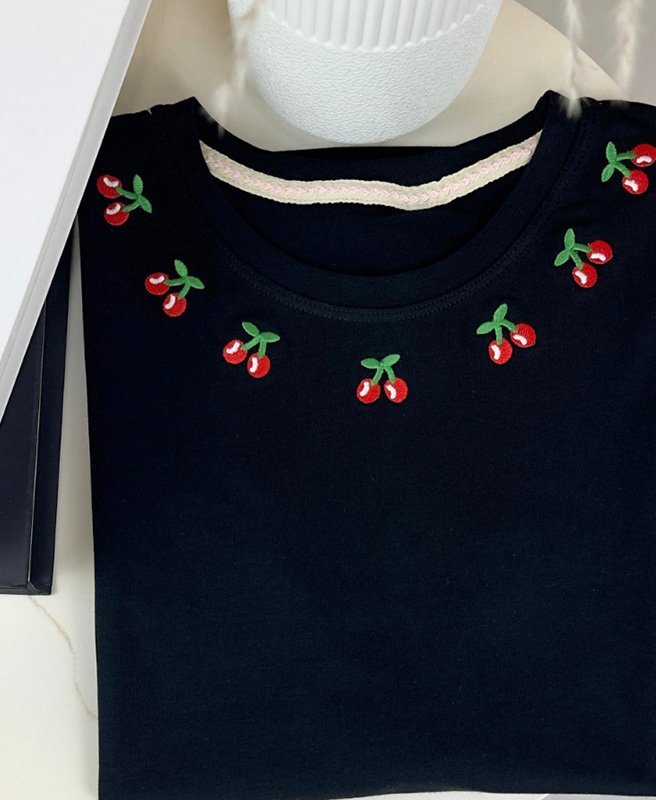 Camiseta Bordada Cereza Edición Especial