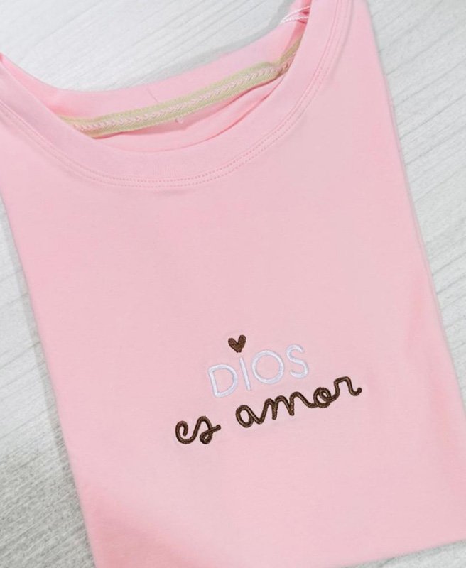Camiseta Bordada Dios Es Amor