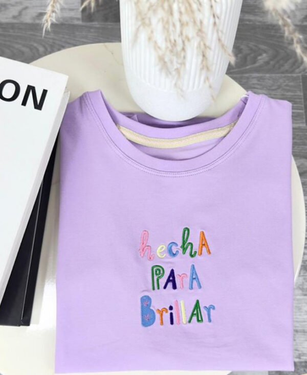 Camiseta Bordada Hecha para Brillar