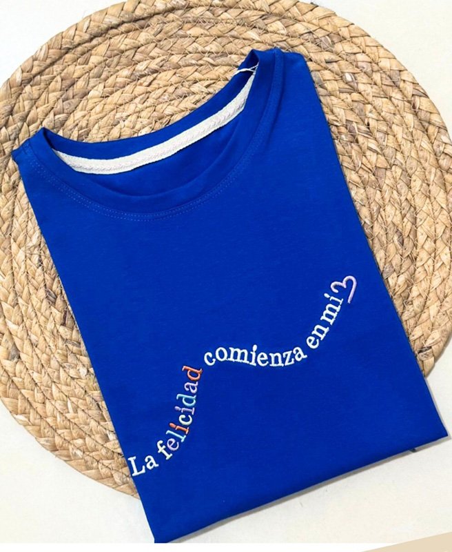 Camiseta Bordada La Felicidad Comienza En Mi