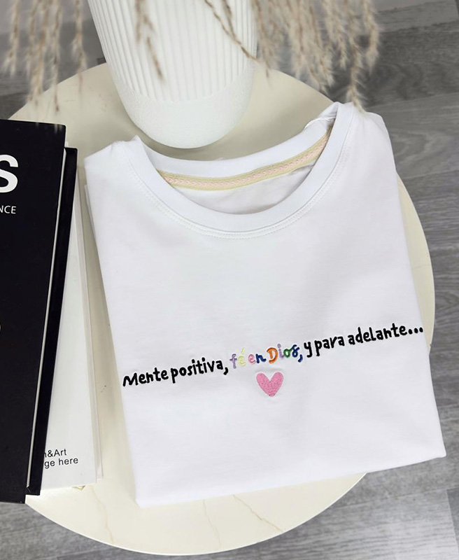 Camiseta Bordada Mente Positiva Fe En Dios
