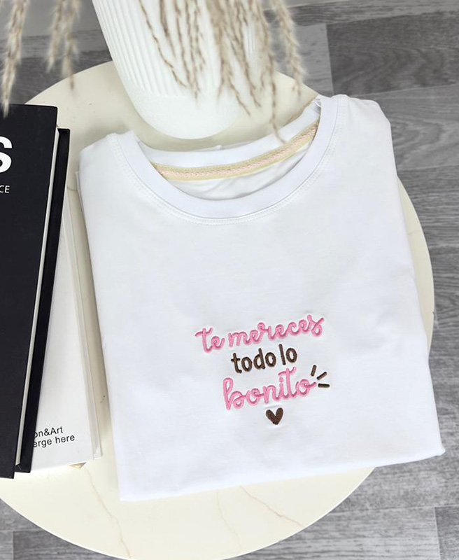 Camiseta Bordada Te Mereces Todo Lo Bonito - Imagen 2