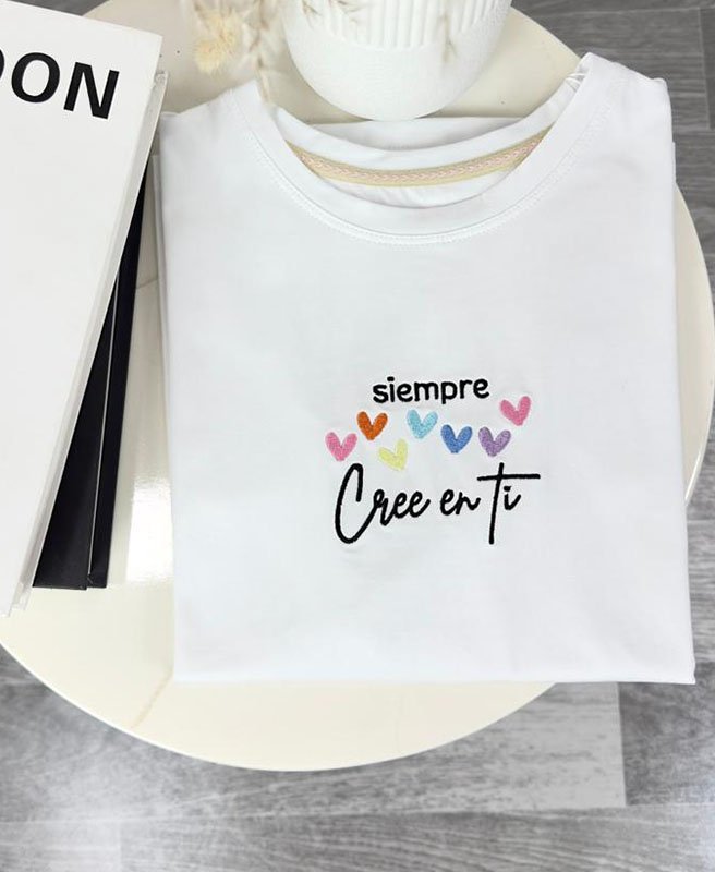Camiseta Bordada Siempre Cree En Tí - Imagen 2