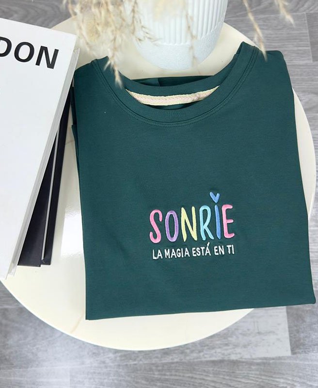 Camiseta Bordada Sonríe La Magia Esta en Ti - Imagen 2