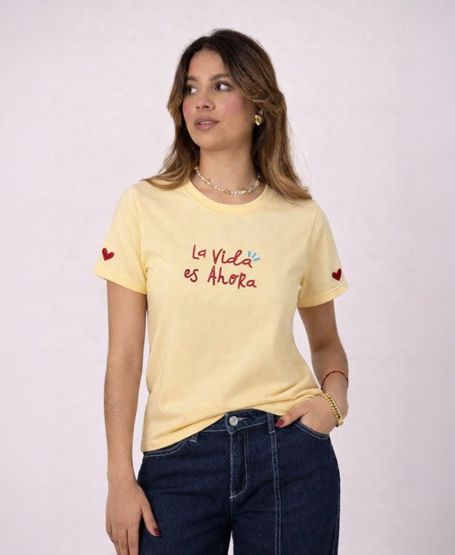 Camiseta  Bordada La Vida es Ahora