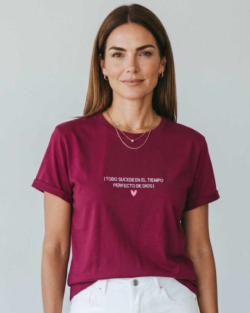 CAMISETA LARGA BORDADA TODO SUCEDE EN EL TIEMPO PERFECTO DE DIOS