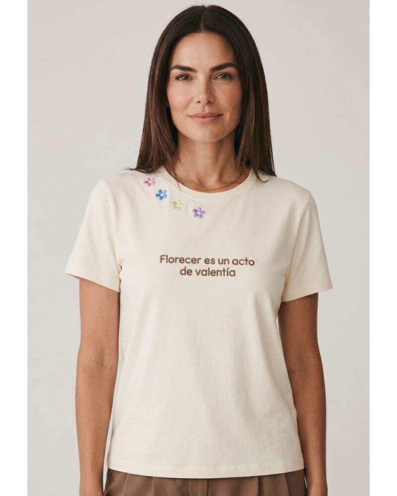 CAMISETA LARGA BORDADA FLORECER ES UN ACTO DE VALENTIA