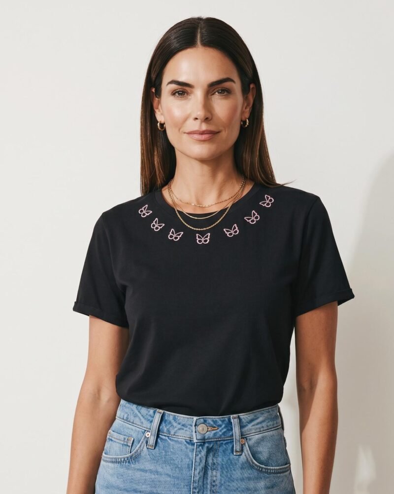 CAMISETA LARGA BORDADA MARIPOSA