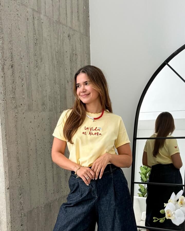 CAMISETA LARGA BORDADA LA VIDA ES AHORA