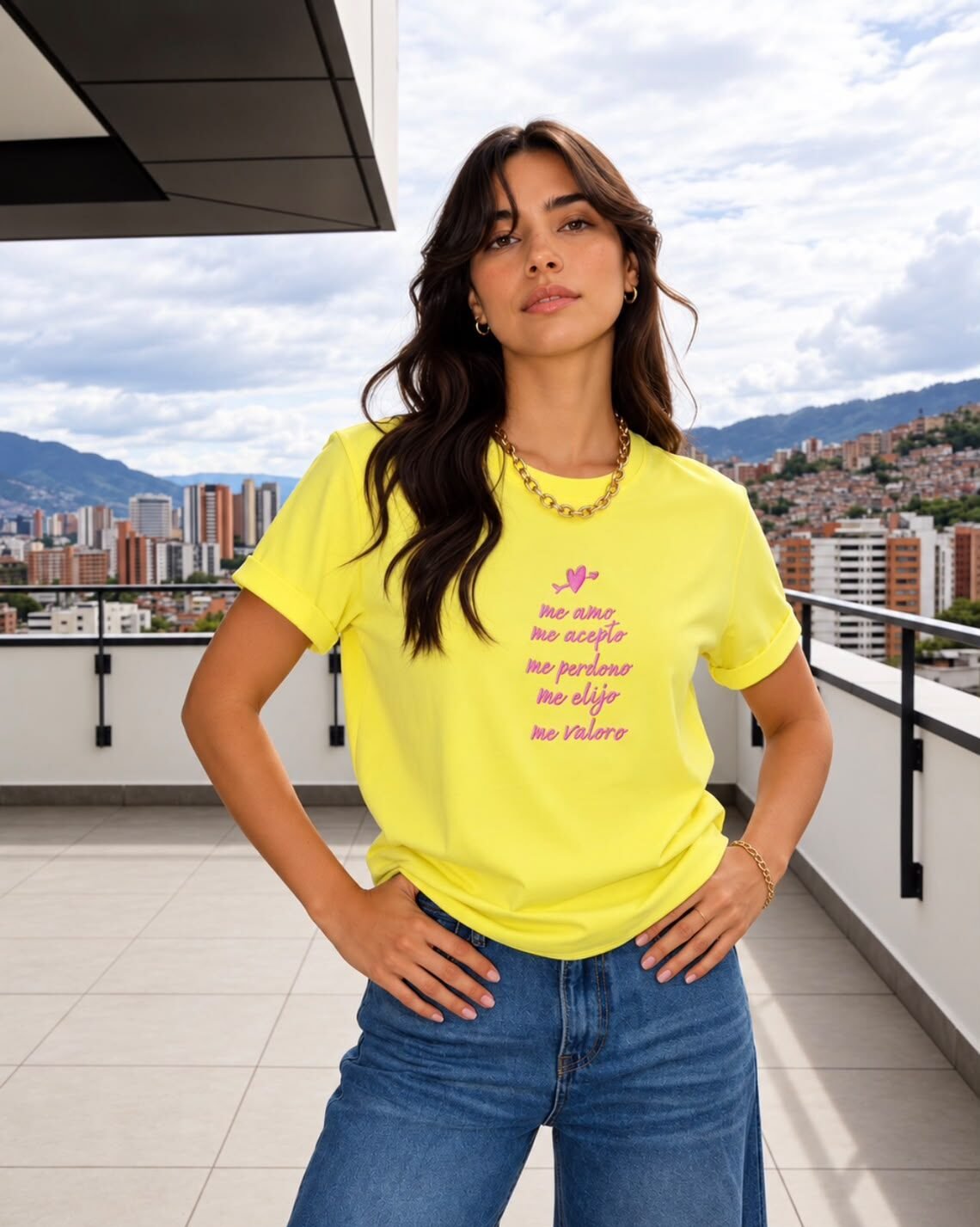 CAMISETA LARGA BORDADA AMOR PROPIO